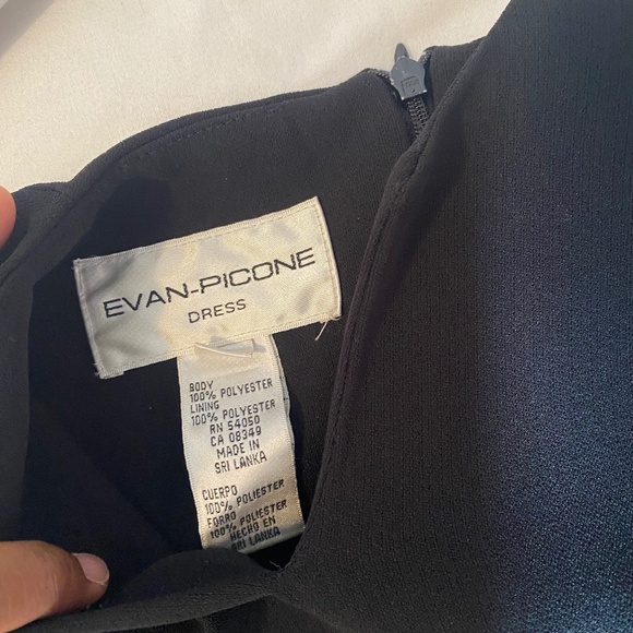 Beautiful dress - Picture 3 of 7